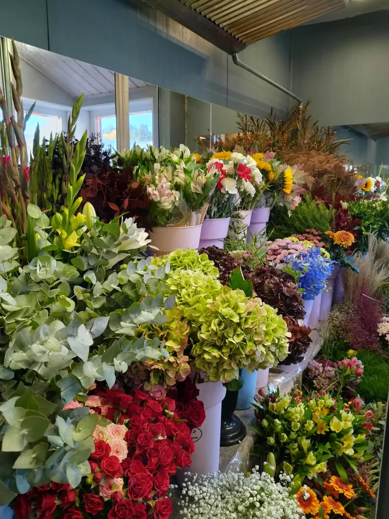 Blommor och floristiskt arrangemang i Beauty Flowers butik